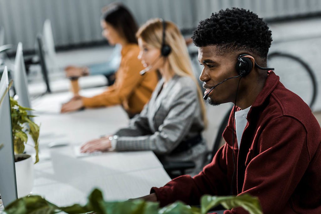 What is the difference between outbound and inbound calls? 6 What is the difference between outbound and inbound calls? Use AI technology to turn web leads into live calls for your sales team.